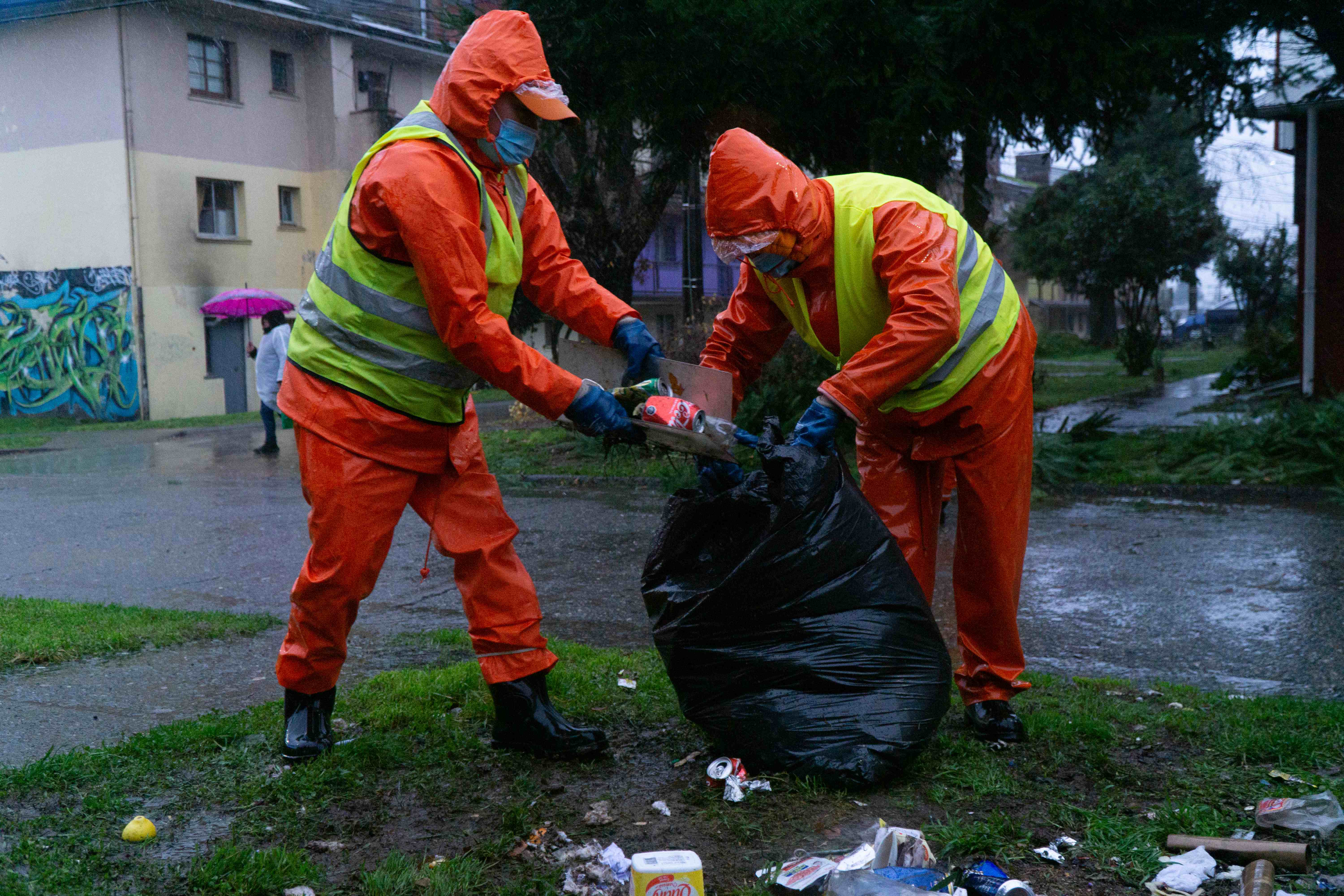 Trabajadores de Soloverde recolectando residuos